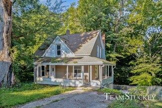 205 W Oak St, Greenville, MI 48838