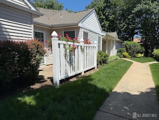 306 Kinglet Dr, Monroe Township, NJ 08831