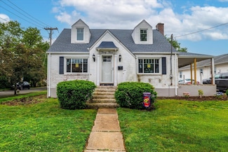 33 Farnum St, Lynbrook, NY 11563