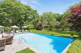 686 Hill St, Southampton, NY 11968