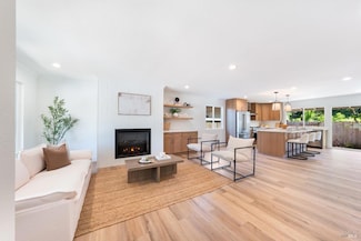 228 Orangewood Dr, Healdsburg, CA 95448