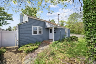 96 Pardee Ave, Islip, NY 11751