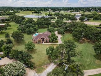 1015 Summit Dr, Burleson, TX 76028