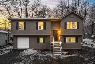 7174 Falstaff Dr, Tobyhanna, PA 18466