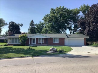 810 S 8th Ave W, Newton, IA 50208
