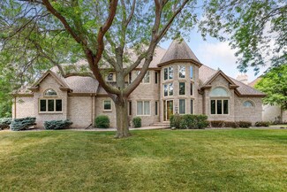 14932 Summer Oaks Dr, Wayzata, MN 55391