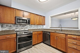 10248 Appalachian Cir Unit 1-C8, Oakton, VA 22124