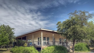 565 Loop Rd, Uvalde, TX 78801