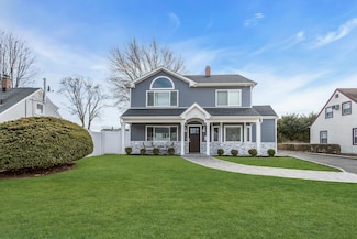 106 Hickory Ln, Levittown, NY 11756
