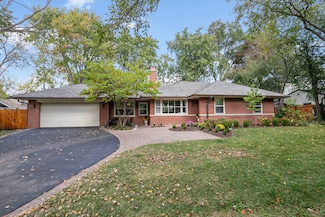 124 W Old Elm Rd, Lake Forest, IL 60045