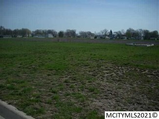 2353 Callaway Ct, Mason City, IA 50401