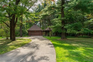 5 Lennys Ln, Orchard Park, NY 14127