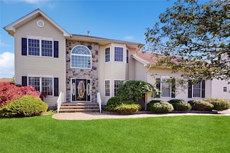 2041 Independence Dr, New Windsor, NY 12553