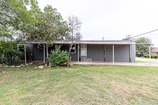 1114 Standish St, Floresville, TX 78114