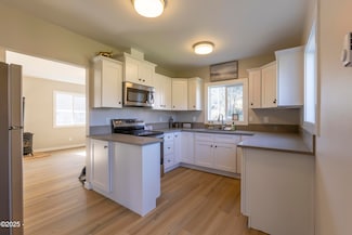 546 NW Coast St, Newport, OR 97365