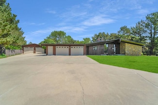 1903 E Crestway Dr, Garden City, KS 67846