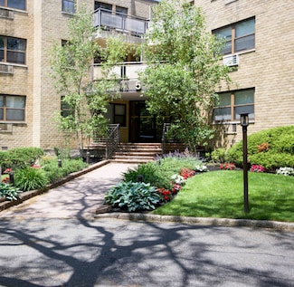 5 Schenck Ave Unit 1i, Great Neck, NY 11021
