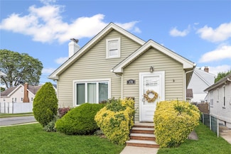 178 Charles St, Lynbrook, NY 11563