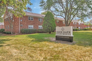 15 Briar St Unit 5, Glen Ellyn, IL 60137