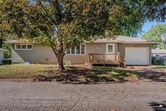 1609 Sunset Dr, Wamego, KS 66547