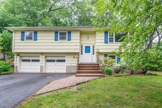 30 Woodland Ct, Kinnelon, NJ 07405