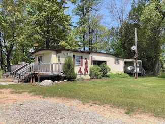 880 W Surrey Rd, Farwell, MI 48622