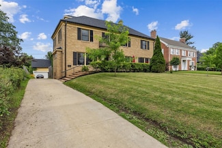 2144 Grande Ave SE, Cedar Rapids, IA 52403