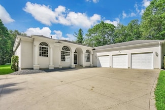 716 Woodland Way, Russell, MA 01071