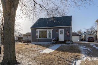 216 N 5th St, Saint Peter, MN 56082