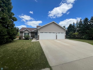 1114 Sommerset Dr, West Fargo, ND 58078