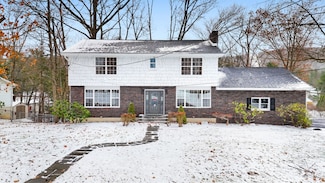 432 Robin Ln, Vestal, NY 13850