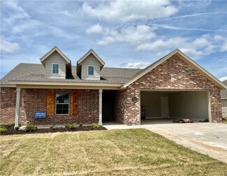 912 Hickory Meadows Ave, Tontitown, AR 72762