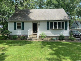 50 Oakland Dr W, Riverhead, NY 11901