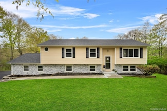 122 Susan Dr, Poughquag, NY 12570