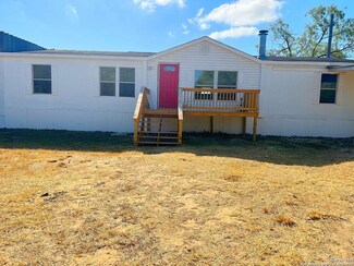 7410 Norris Dr W, Elmendorf, TX 78112