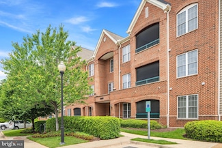13891 Chelmsford Dr Unit 201, Gainesville, VA 20155