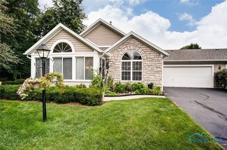 7433 Pine View Dr, Toledo, OH 43617