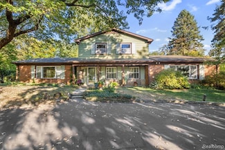 6950 Killarney Dr, Troy, MI 48098