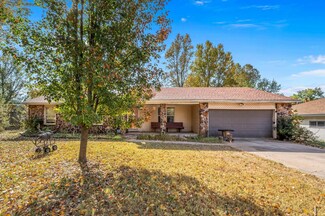 2548 W Village Ln, Springfield, MO 65807