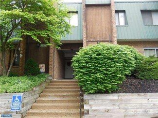 1016 Meadowview Ln, Mont Clare, PA 19453