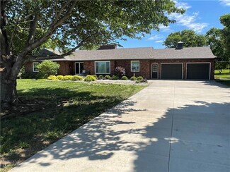 1211 N 6th St, Hiawatha, KS 66434