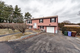 810 Weetamoe St, Fall River, MA 02720