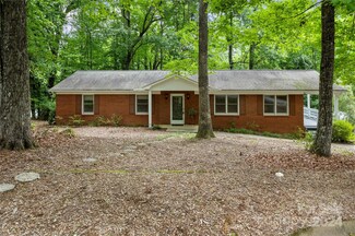 249 Foxhunt Ln, Hendersonville, NC 28791