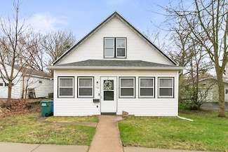706 6th St, Baraboo, WI 53913