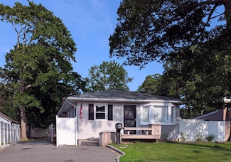 139 Pine Neck Ave, East Patchogue, NY 11772
