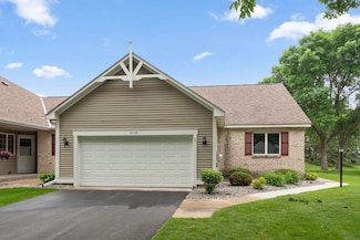 2735 Lake Court Dr, New Brighton, MN 55112