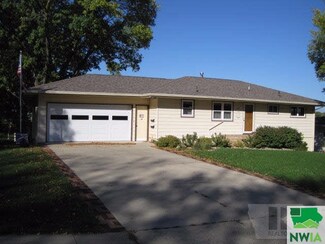 808 W Bluff St, Cherokee, IA 51012