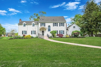 21 Demarre Ln, Bayport, NY 11705