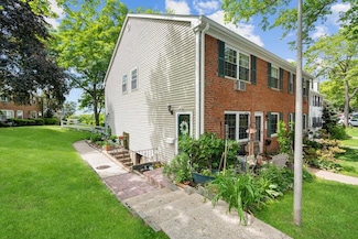 901 Towne House Village, Islandia, NY 11749