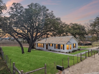 114 Wyatt Ave, Center Point, TX 78010